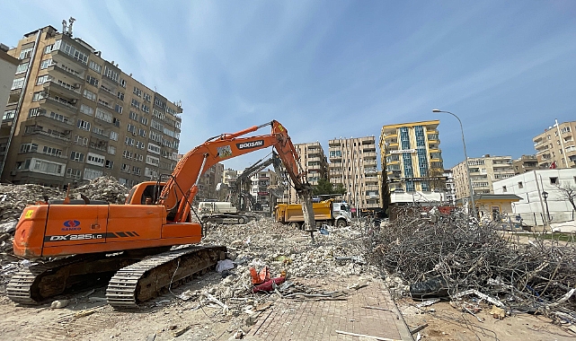 Şanlıurfa'da hasarlı binaların yıkım çalışmaları sürüyor
